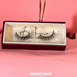 Eyelashes in a branded box on a pink background